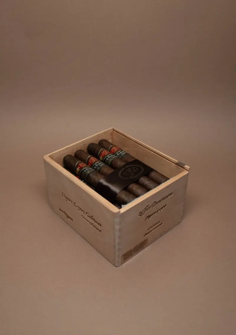 La Flor Dominicana, Ligero Oscuro L-300